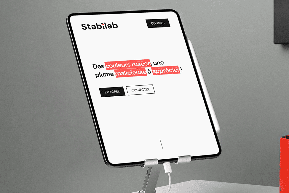 Présentation du site sur un Ipad posé sur un trépied.